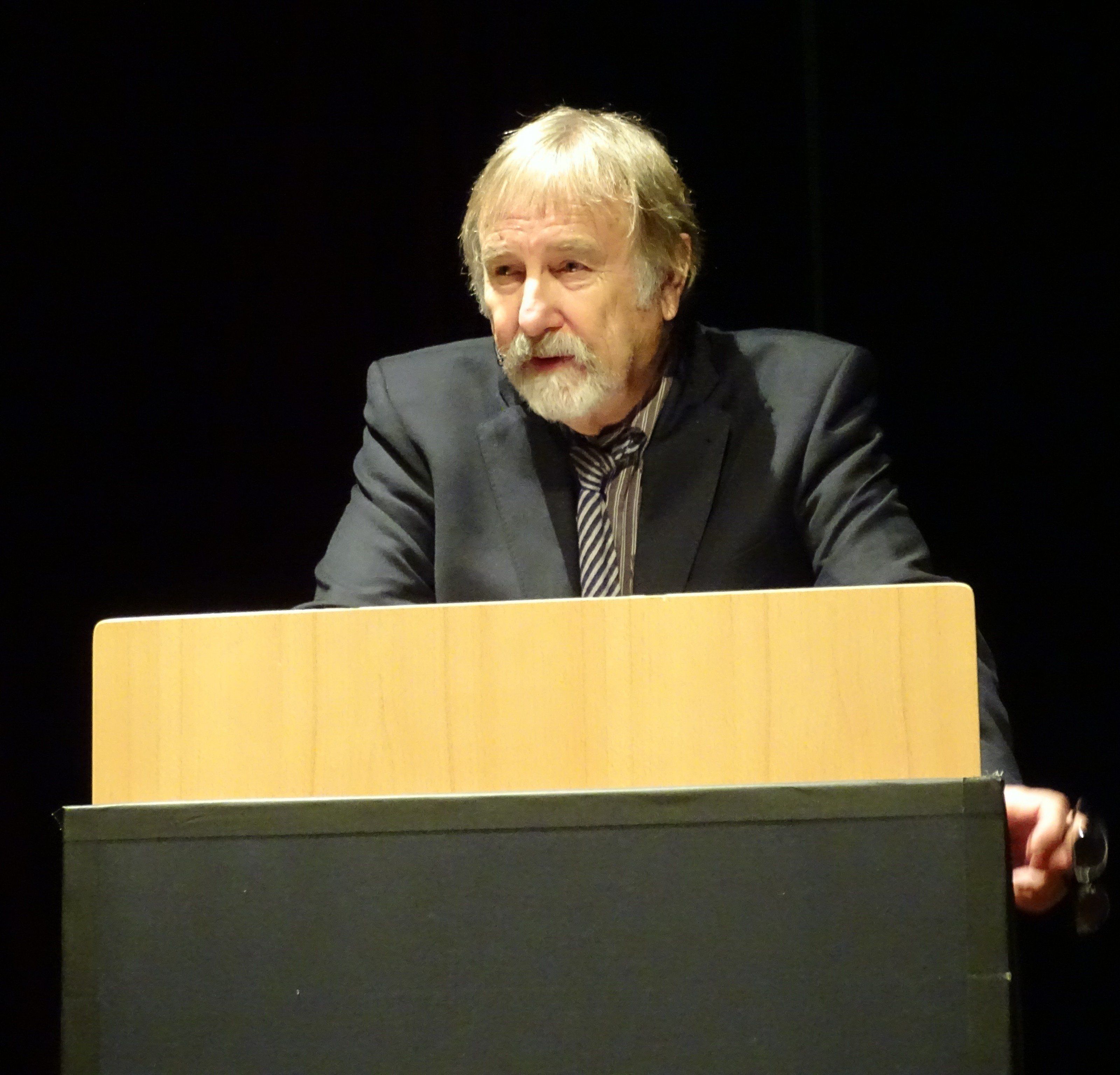 Univ.-Prof. Rolf Steininger schilderte dem interessierten Publikum den geschichtlichen Verlauf des DDR-Kollaps. Univ.-Prof. Rolf Steininger schilderte dem interessierten Publikum den geschichtlichen Verlauf des DDR-Kollaps.