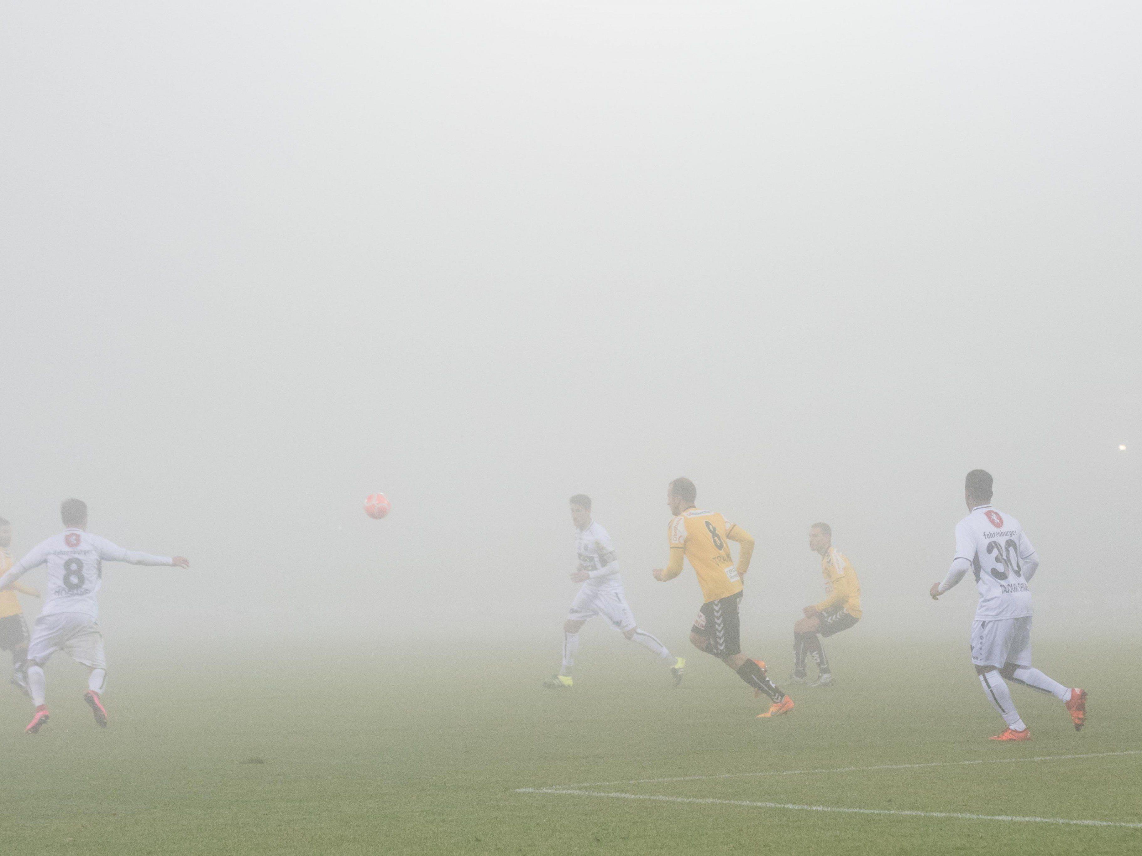 Unterbrechung wegen Nebel: Kein Durchblick mehr in der 77. Minute.