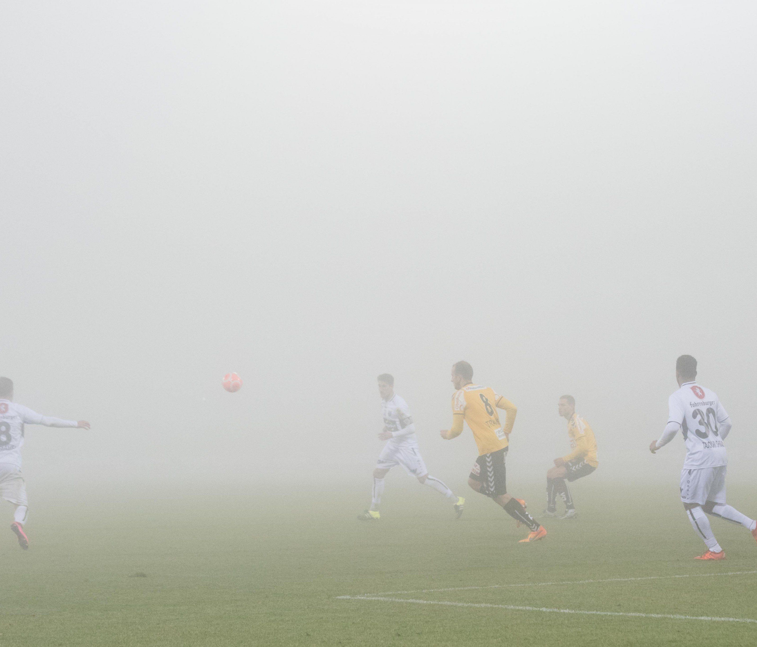 Unterbrechung wegen Nebel: Kein Durchblick mehr in der 77. Minute.