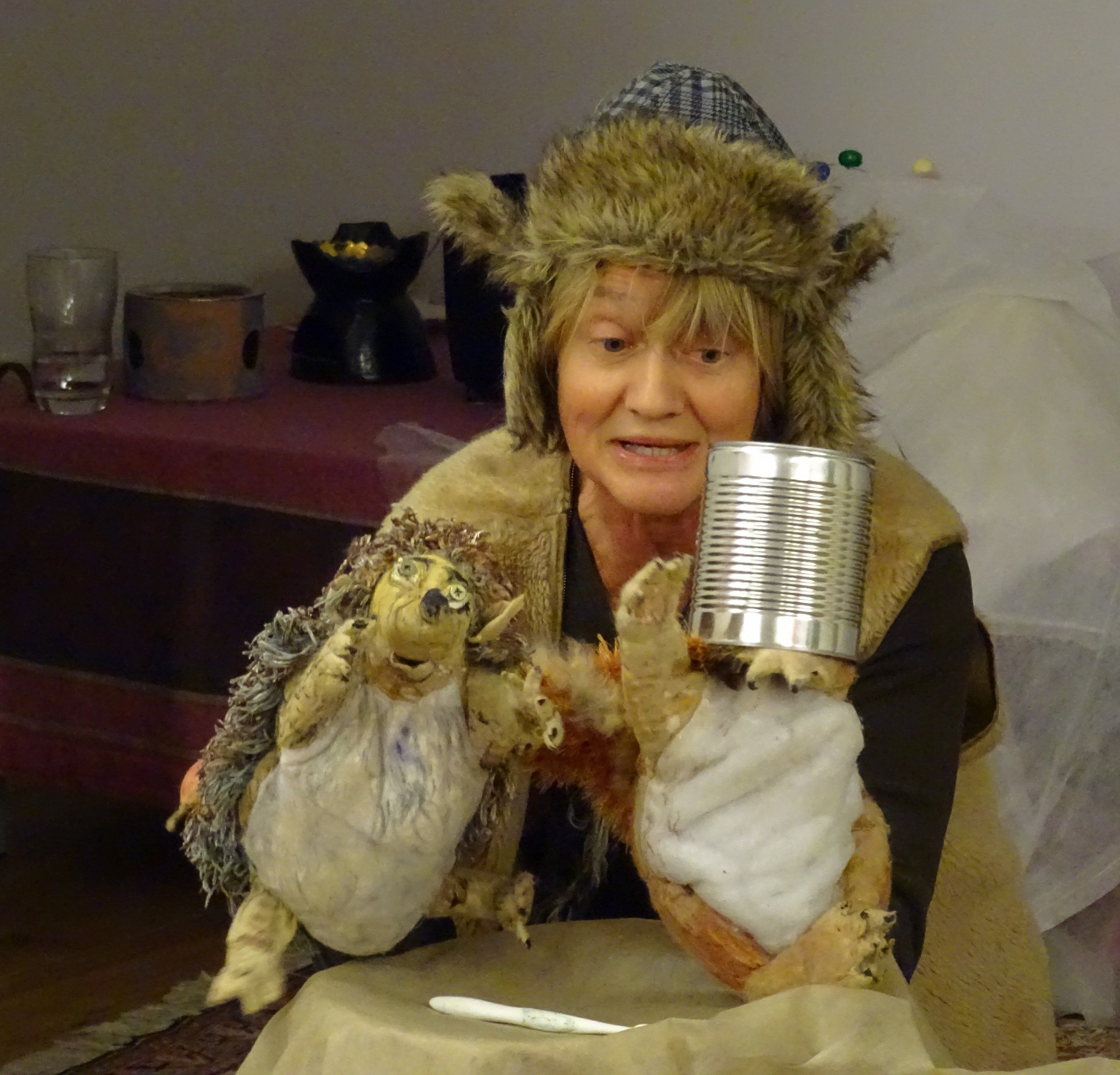 Warten auf den ersten Schnee: der Igel und das Eichhörnchen in Saksia Vallazzas Puppentheater "Herr Eichhorn und der erste Schnee". Warten auf den ersten Schnee: der Igel und das Eichhörnchen in Saksia Vallazzas Puppentheater "Herr Eichhorn und der erste Schnee".