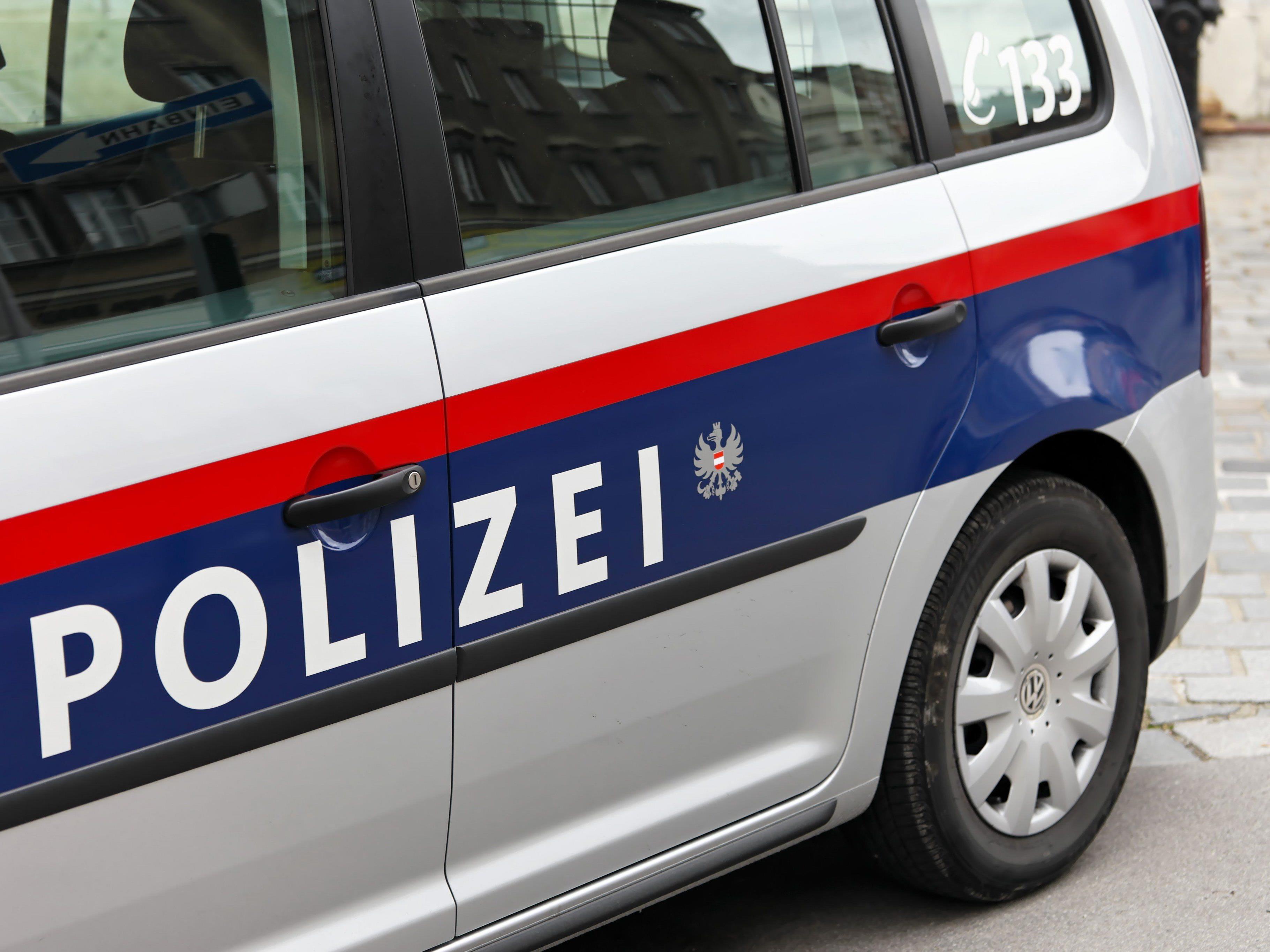 Zahlreiche Passanten alarmierten die Polizei, weil im Stadtzentrum von Saalfelden ein Mann mit einem Gewehr herumlief.