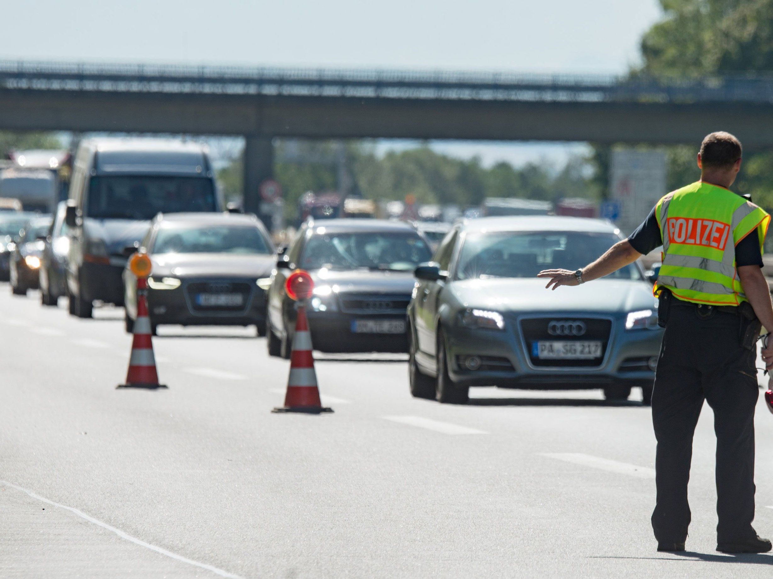 Tschechien rüstet sich für eventuelle Grenzkontrollen an der Österreichischen Grenze. Tschechien rüstet sich für eventuelle Grenzkontrollen an der Österreichischen Grenze.