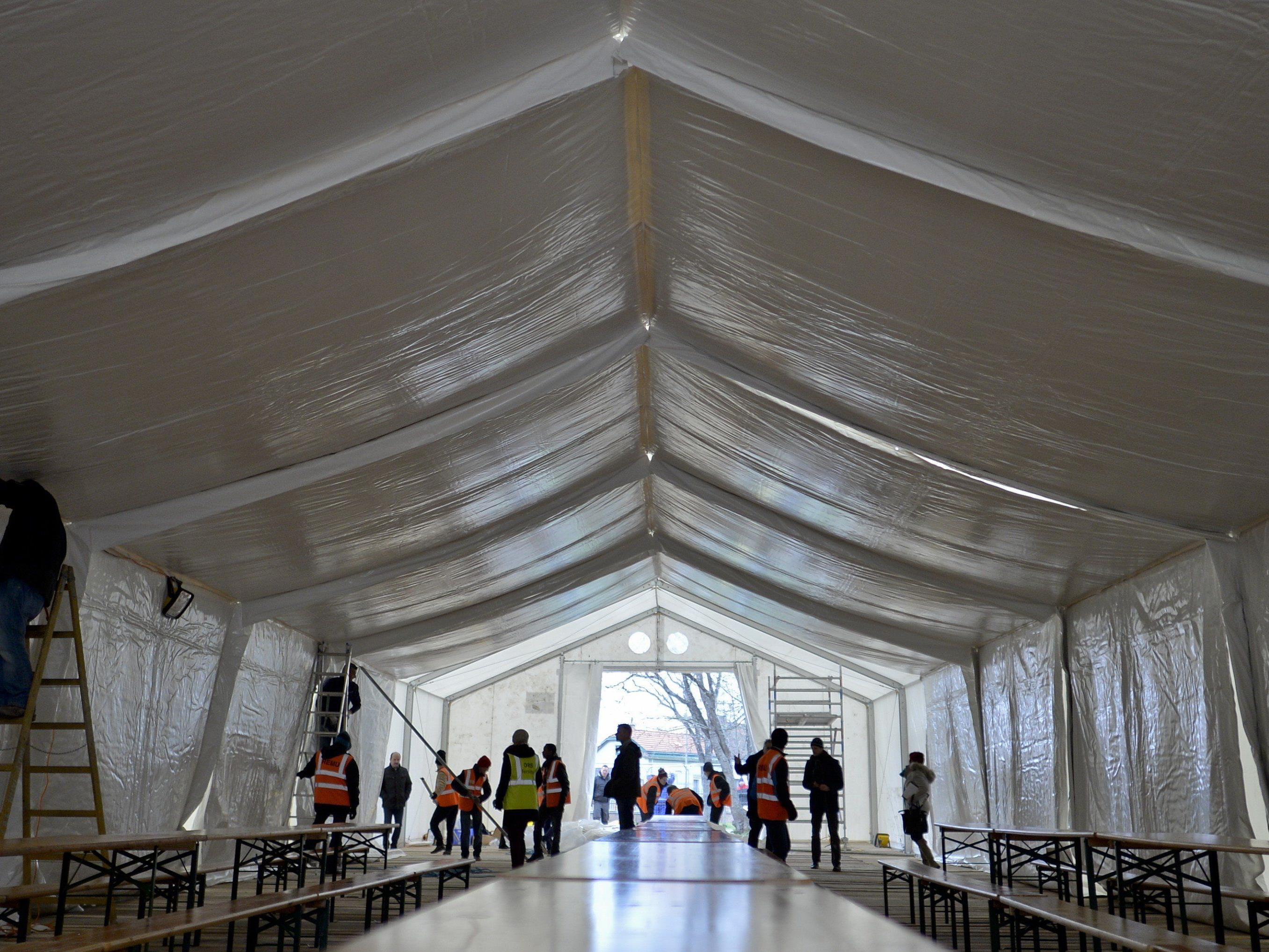 Das neue, große Zelt im Erstaufnahmezentrum Traiskirchen.