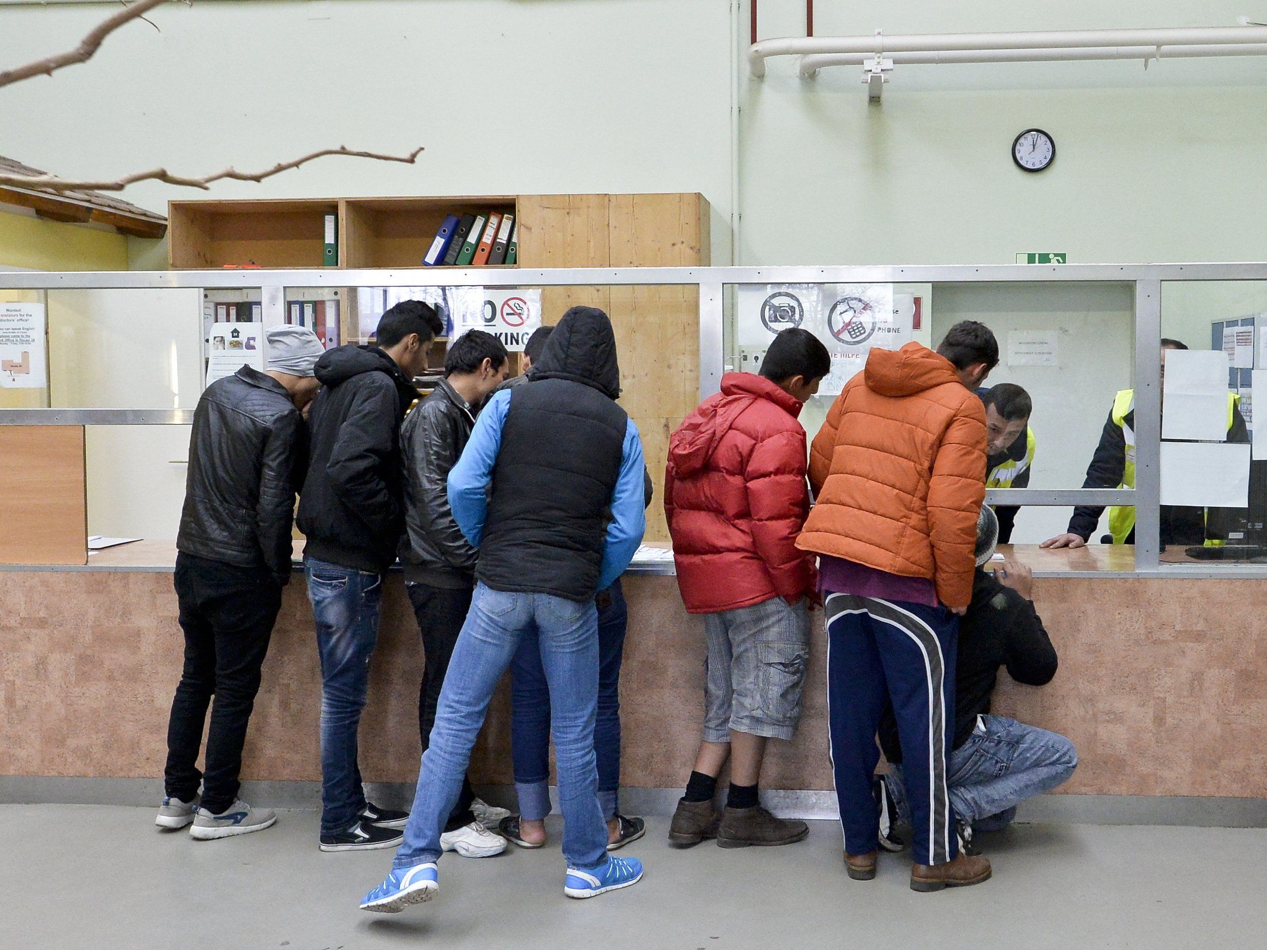 Flüchtlinge: Innenministerium mit neuer Info-Broschüre für Asylwerber Flüchtlinge: Innenministerium mit neuer Info-Broschüre für Asylwerber