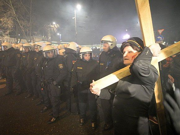 Gegen den Akademikerball wird in Wien Jahr für Jahr demonstriert Gegen den Akademikerball wird in Wien Jahr für Jahr demonstriert