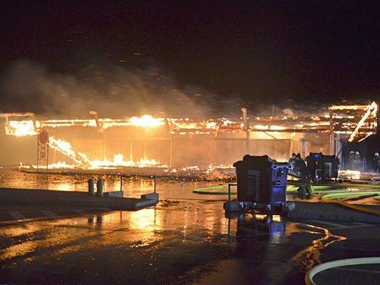 In Flammen: Die Autobahnraststation Fischamend (Bezirk Wien-Umgebung) In Flammen: Die Autobahnraststation Fischamend (Bezirk Wien-Umgebung)