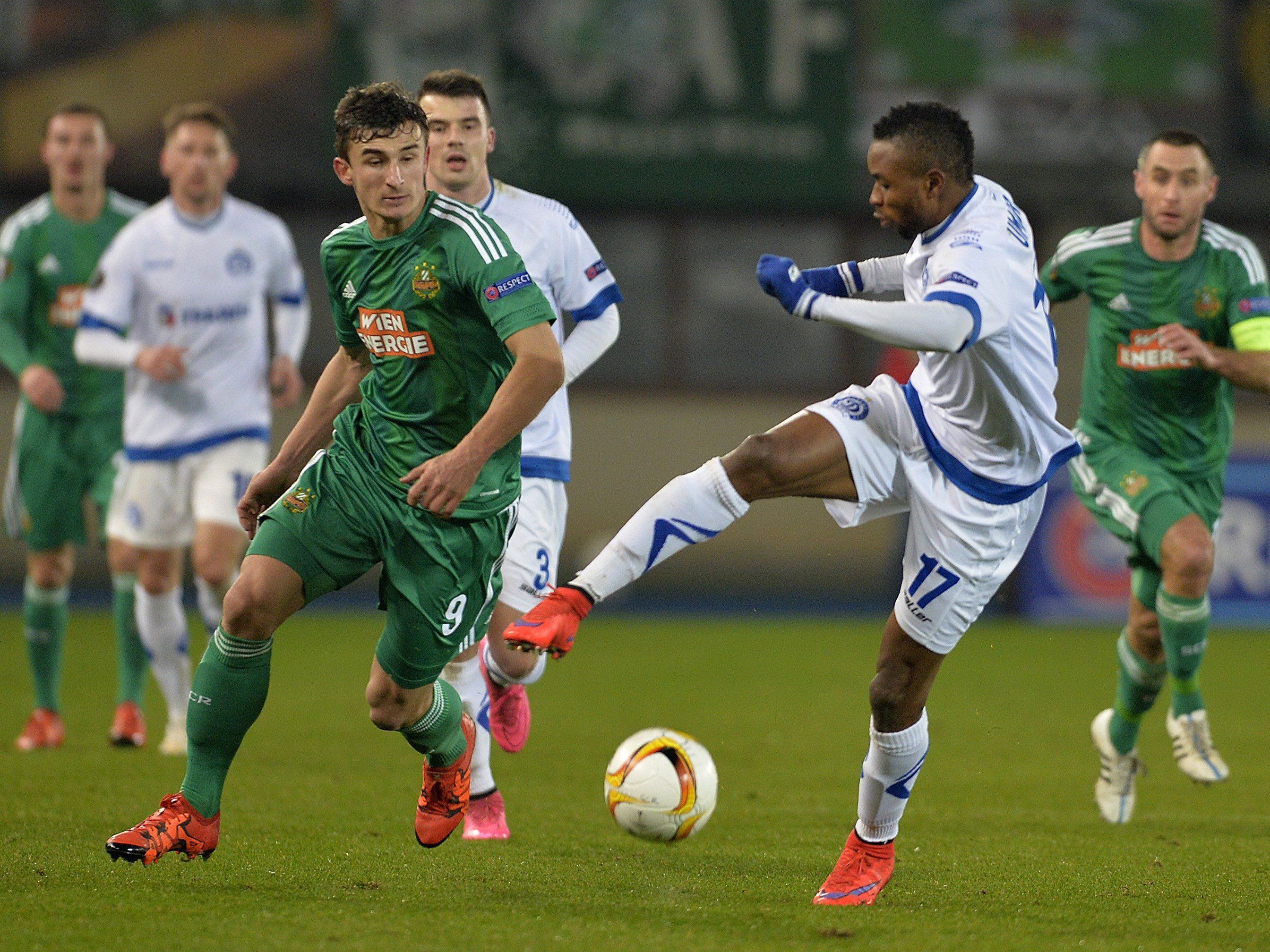 Rapids Matej Jelić im Infight mit Dinamos Umaru Bangura. Rapids Matej Jelić im Infight mit Dinamos Umaru Bangura.