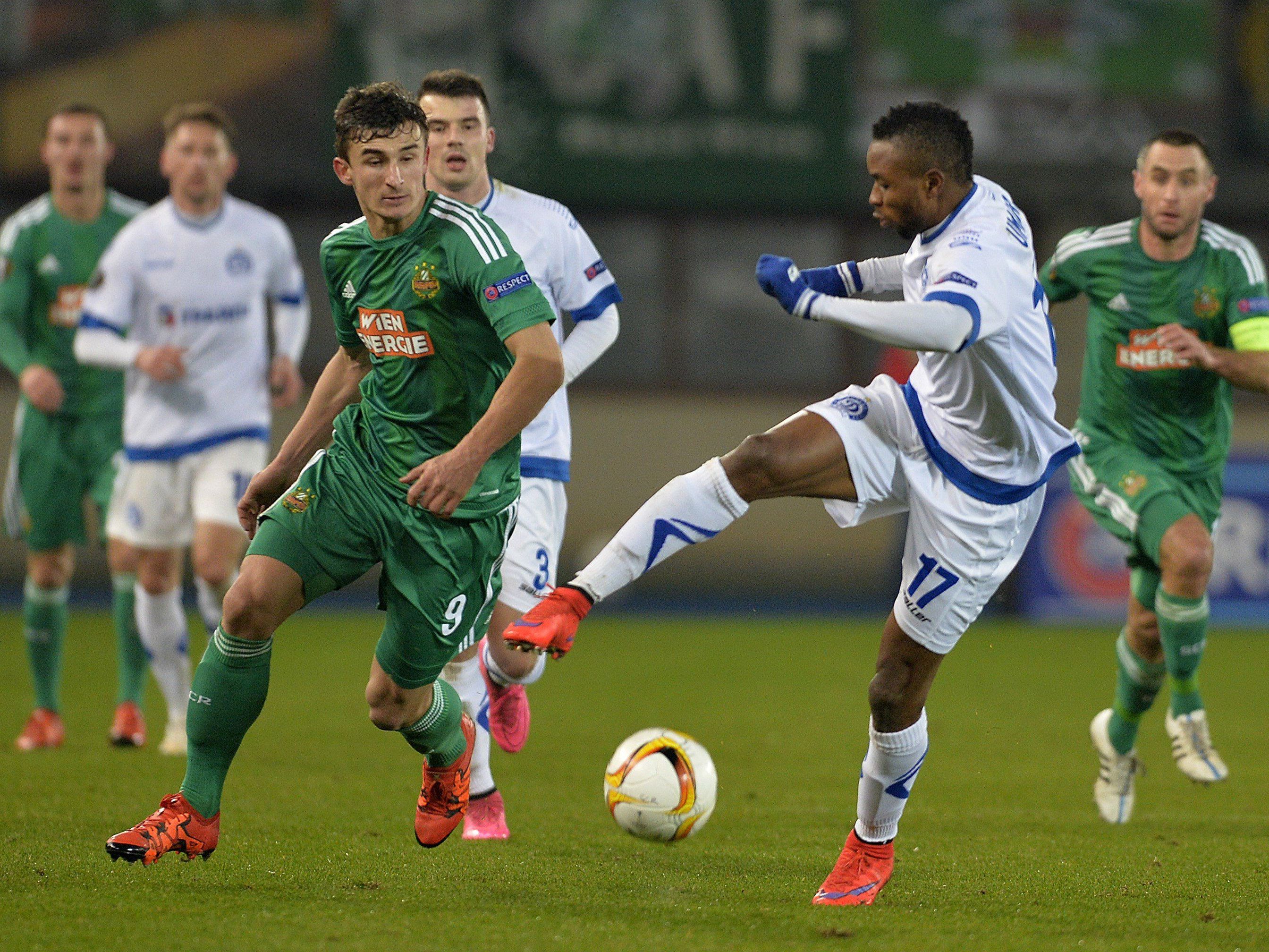 Rapids Matej Jelić im Infight mit Dinamos Umaru Bangura.