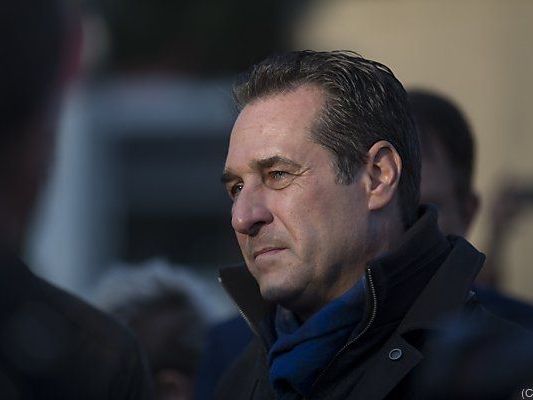 Straches FPÖ ist klarer Nutznießer der Flüchtlingsdebatte Straches FPÖ ist klarer Nutznießer der Flüchtlingsdebatte