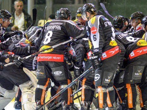 Großer Jubel bei den Bulldogs über den klaren Heimsieg. Großer Jubel bei den Bulldogs über den klaren Heimsieg.