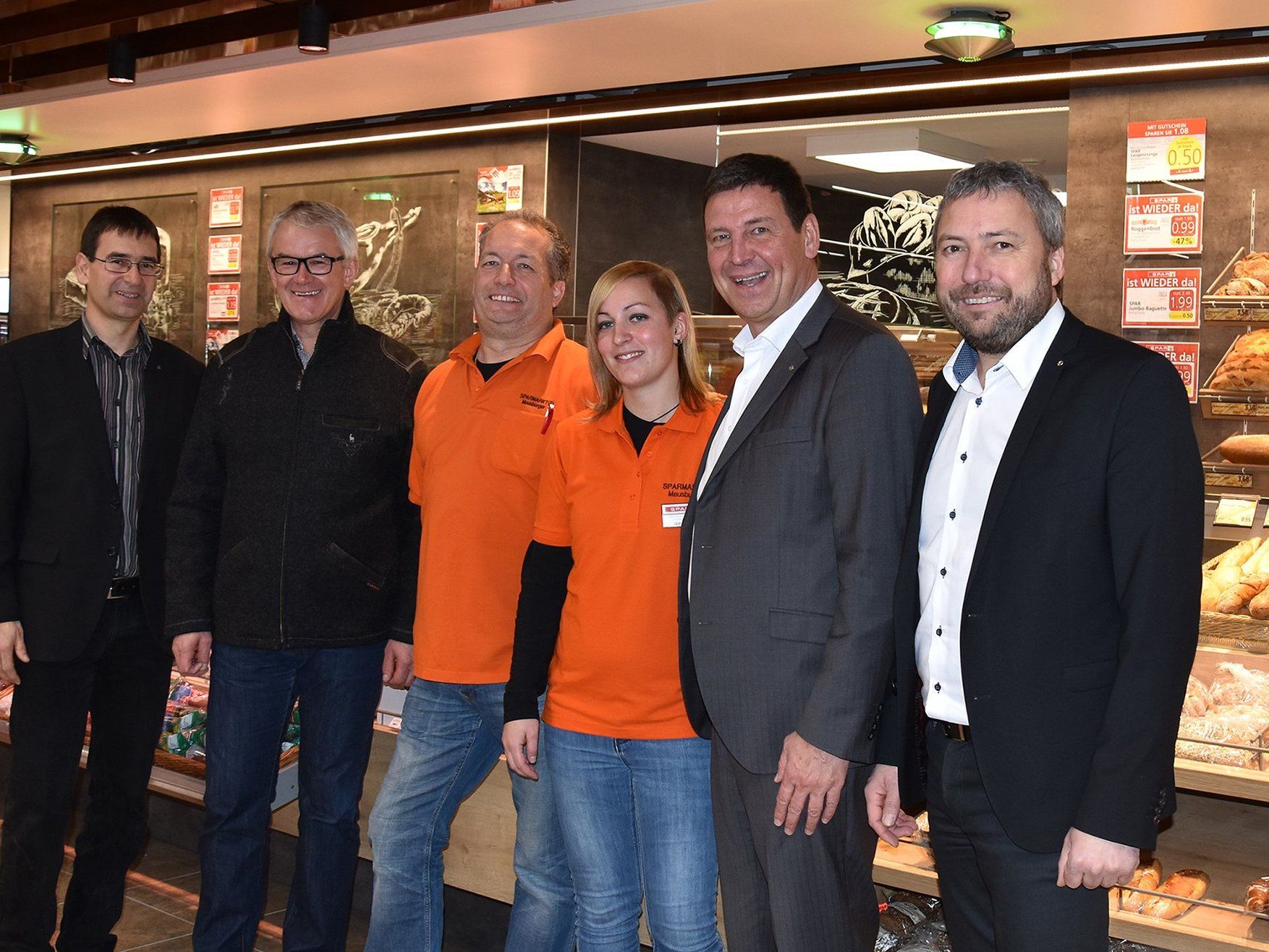 SPAR-Kaufmann Andreas Meusburger (3.vl) und Marktleiterin Corinna Schedler (3.vr) freuen sich gemeinsam mit Bürgermeister Arnold Hirschbühl (2.vl), Dir. Gerhard Ritter (2.vr), Prok. Jürgen Wilhelm (links) und Thomas Schwärzler (rechts) über den neueröffneten Markt. SPAR-Kaufmann Andreas Meusburger (3.vl) und Marktleiterin Corinna Schedler (3.vr) freuen sich gemeinsam mit Bürgermeister Arnold Hirschbühl (2.vl), Dir. Gerhard Ritter (2.vr), Prok. Jürgen Wilhelm (links) und Thomas Schwärzler (rechts) über den neueröffneten Markt.