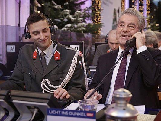 Für Bundespräsident Heinz Fischer (r.) ist wie für viele andere Politiker die Spendenaktion "Licht ins Dunkel" im ORF-Zentrum in Wien weihnachtlicher Pflichttermin