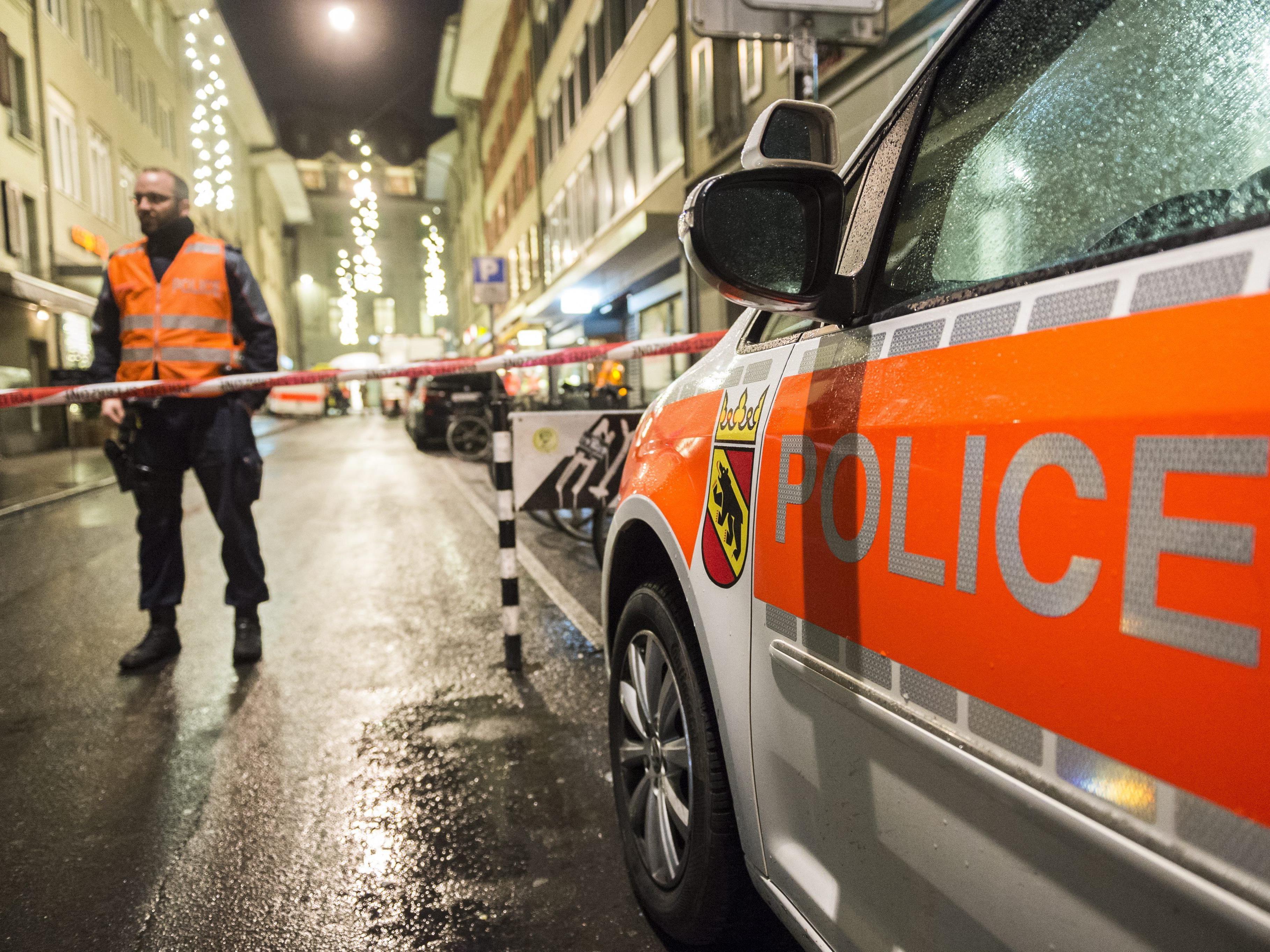 Die Schweizer Polizei sucht vier Verdächtige nach den Attacken in Paris.