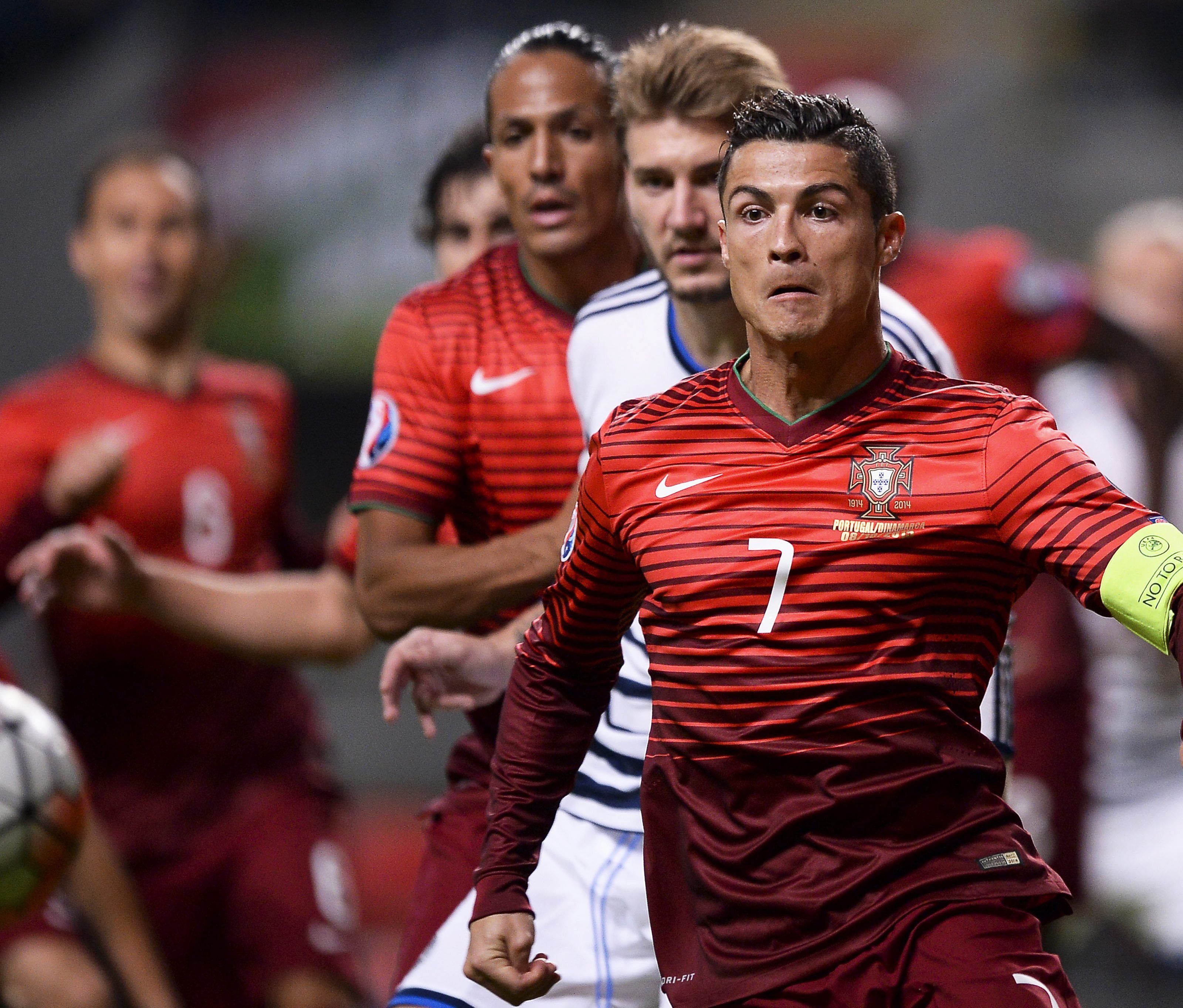 Kapitän, Topscorer, Superstar - Cristiano Ronaldo ist das Um und Auf im portugiesischen Team. Kapitän, Topscorer, Superstar - Cristiano Ronaldo ist das Um und Auf im portugiesischen Team.
