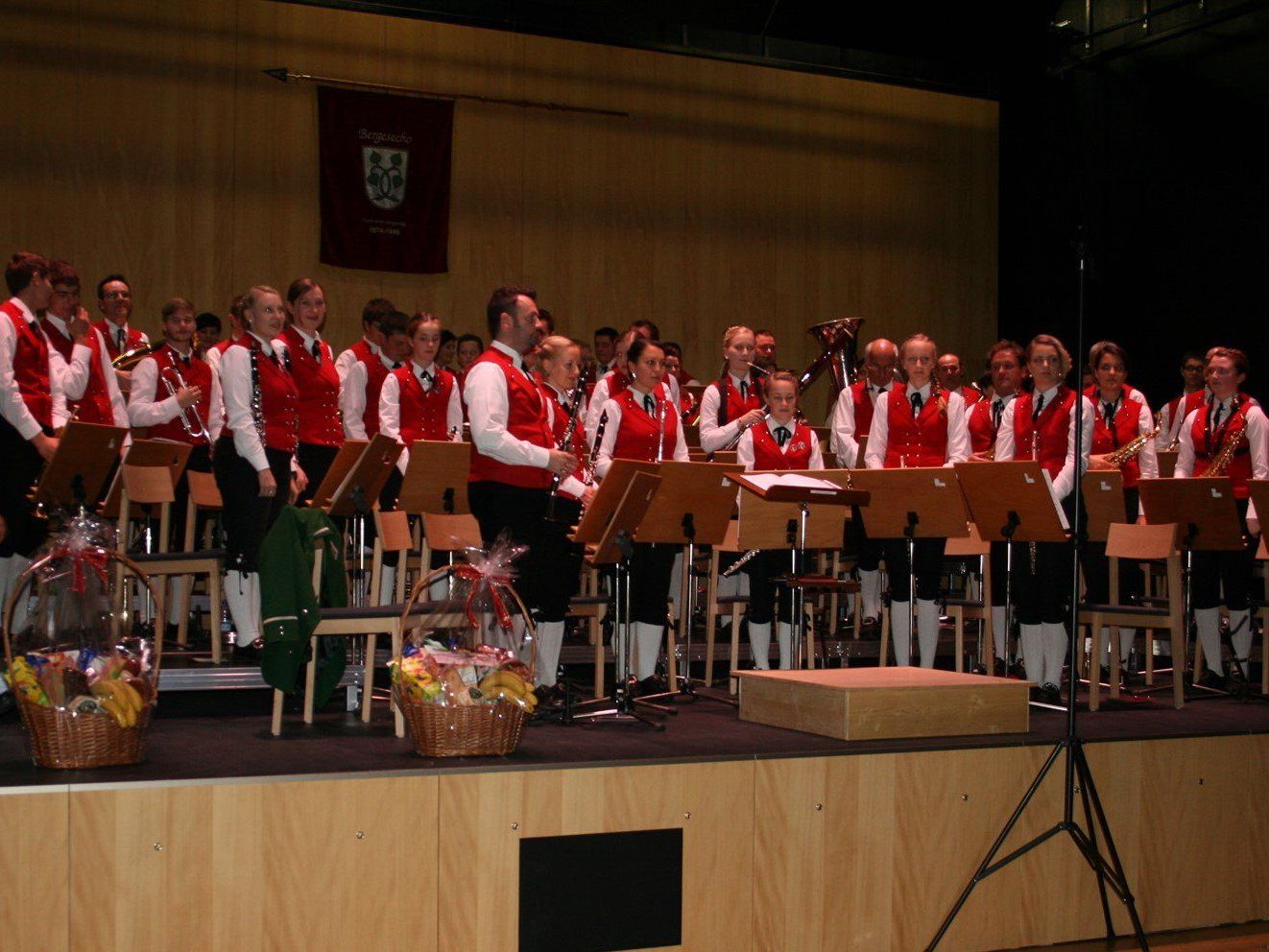 Die Musikanten wurden mit einem riesigen Schlussapplaus für ihre ausgezeichnete Leistung belohnt.. Die Musikanten wurden mit einem riesigen Schlussapplaus für ihre ausgezeichnete Leistung belohnt..