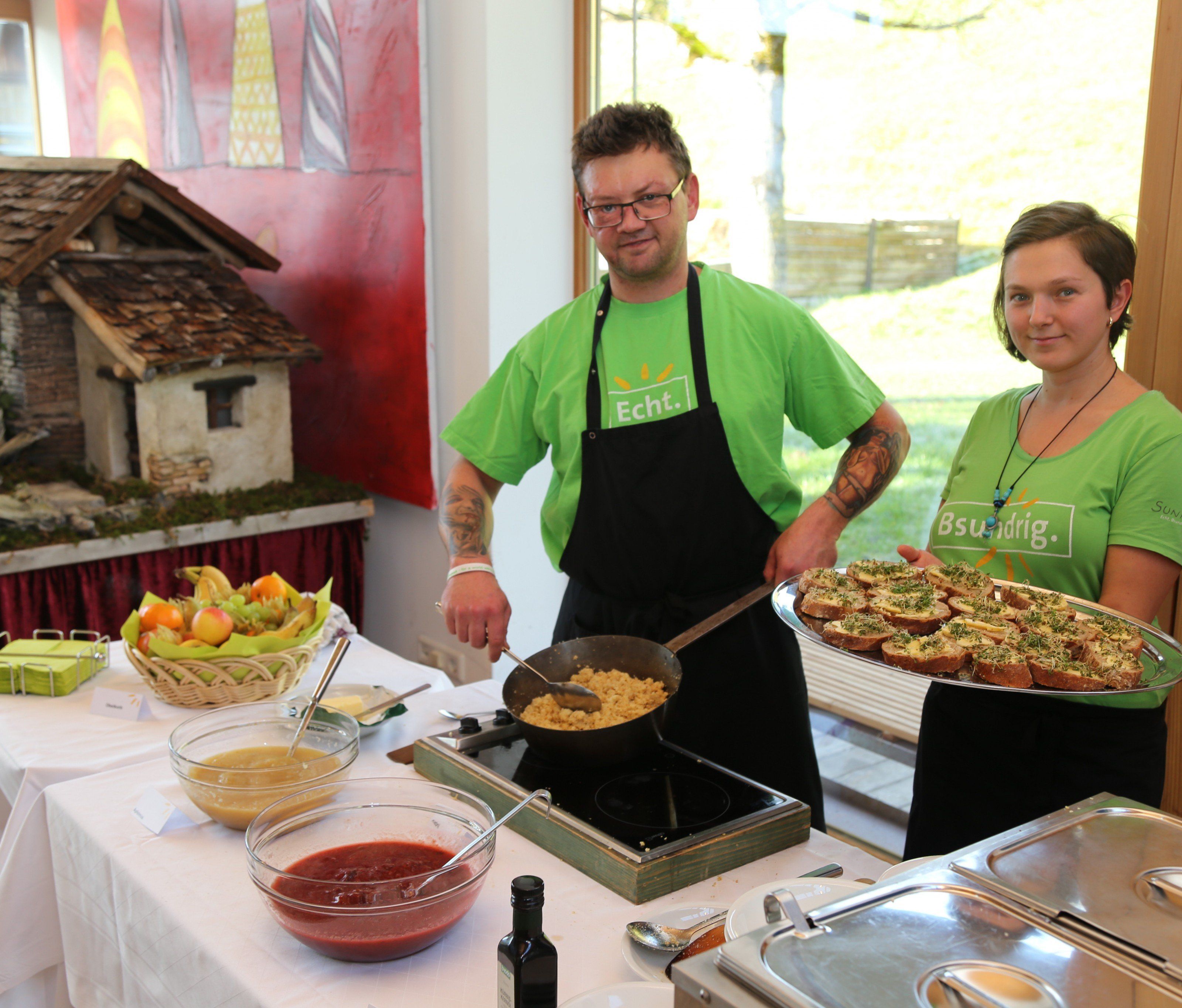 Richi und Marsela bereiteten leckere Spezialitäten am Sunnahof vor. Richi und Marsela bereiteten leckere Spezialitäten am Sunnahof vor.