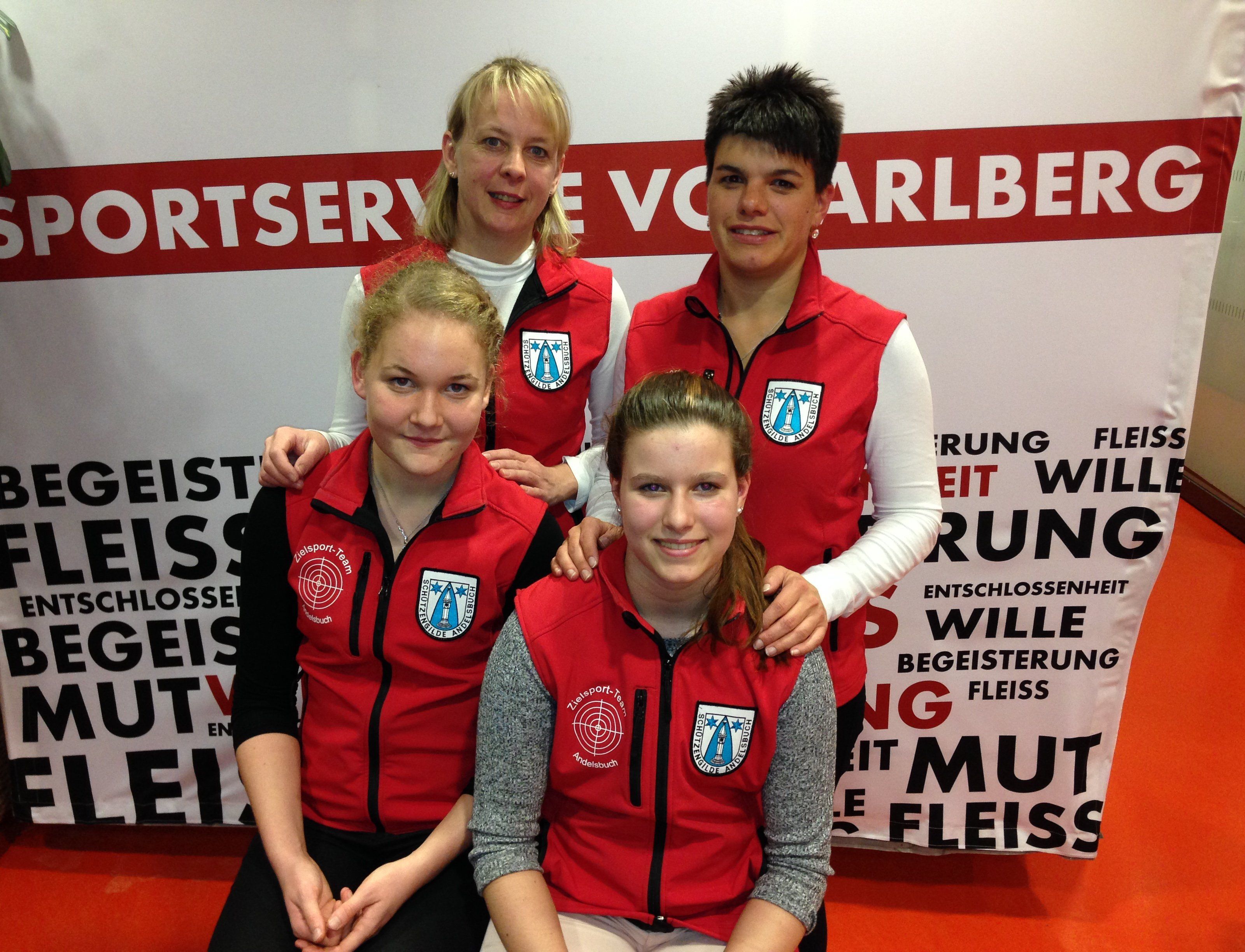 Bild vorne Bianca Egender links, Julia Oberholzer rechts; hinten links Waltraud Metzler, rechts Katja Rüscher Bild vorne Bianca Egender links, Julia Oberholzer rechts; hinten links Waltraud Metzler, rechts Katja Rüscher