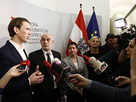 (v.l.) Außenminister Sebastian Kurz, Islamwissenschafter Ednan Aslan, und SP-Stadträtinnen Sonja Wehsely (Jugend) und Sandra Frauenberger (Integration und Bildung) am Donnerstag beim "Kindergärten-Gipfel" (v.l.) Außenminister Sebastian Kurz, Islamwissenschafter Ednan Aslan, und SP-Stadträtinnen Sonja Wehsely (Jugend) und Sandra Frauenberger (Integration und Bildung) am Donnerstag beim "Kindergärten-Gipfel"