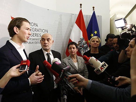 (v.l.) Außenminister Sebastian Kurz, Islamwissenschafter Ednan Aslan, und SP-Stadträtinnen Sonja Wehsely (Jugend) und Sandra Frauenberger (Integration und Bildung) am Donnerstag beim "Kindergärten-Gipfel"