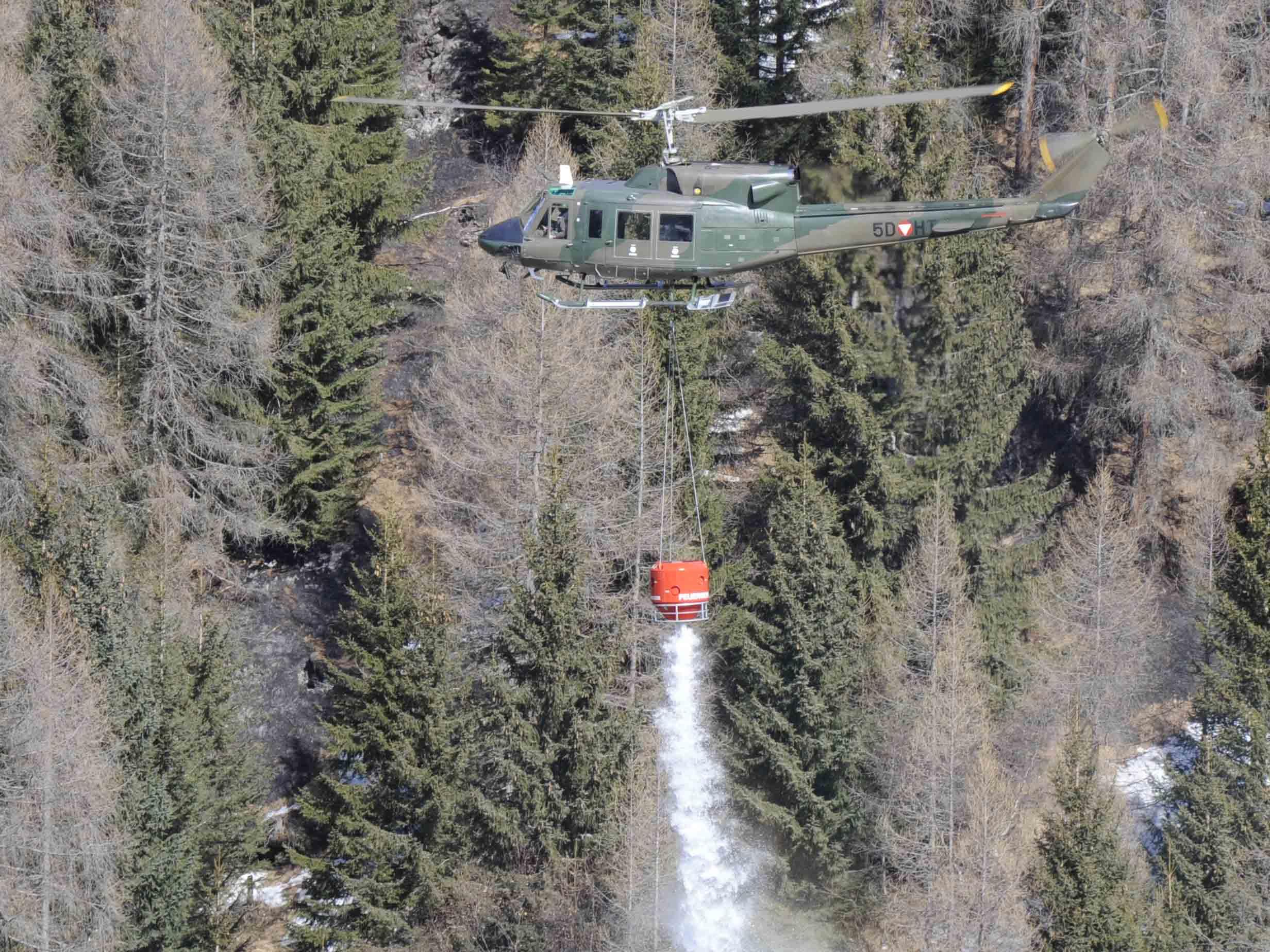 Auch das Bundesheer ist mit einem Hubschrauber im Einsatz.