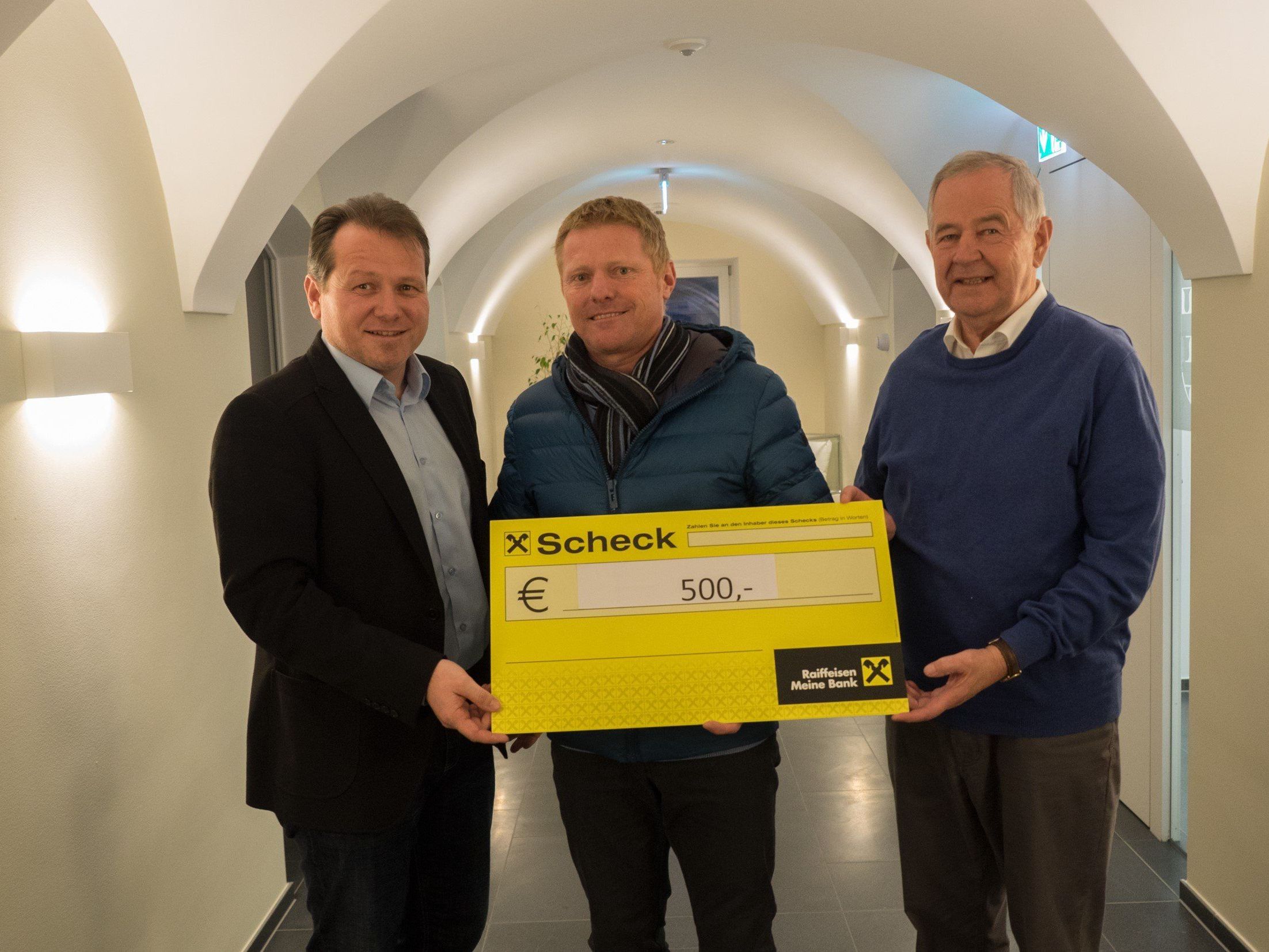 Nikolaus-Einsatzleiter Klaus Marktl übergab 500 Euro an Bürgermeister Harald Witwer und Sozialfonds-Verwalter Helmut Gerster Nikolaus-Einsatzleiter Klaus Marktl übergab 500 Euro an Bürgermeister Harald Witwer und Sozialfonds-Verwalter Helmut Gerster