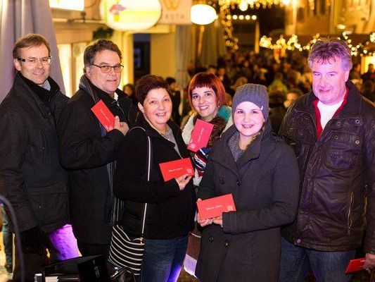 Die Gewinner freuten sich über Einkaufsgutscheine im Wert von je 300 Euro. (v.l. Hanno Reutterer, Bernhard Neyer, Angelika Küng, Anika Neumann, Sandra Gehb, Gerhard Dietrich). Die Gewinner freuten sich über Einkaufsgutscheine im Wert von je 300 Euro. (v.l. Hanno Reutterer, Bernhard Neyer, Angelika Küng, Anika Neumann, Sandra Gehb, Gerhard Dietrich).