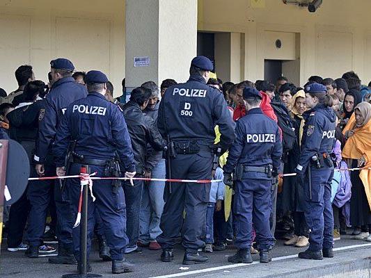 Zahlreiche Polizisten waren in den letzten Monaten zur Hilfe von Flüchtlingen im Einsatz - etwa am Wiener Westbahnhof