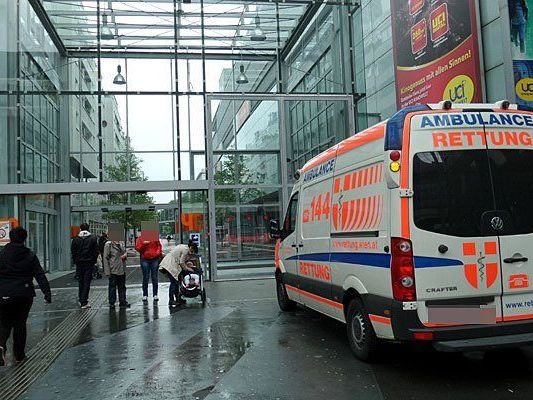 Vor dem Nachtclub in der Millennium City wurde ein Polizist attackiert Vor dem Nachtclub in der Millennium City wurde ein Polizist attackiert