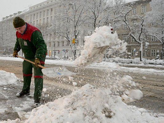 Schneeschaufeln wird man vielleicht nicht gleich müssen, aber einige Flocken sollen kommen Schneeschaufeln wird man vielleicht nicht gleich müssen, aber einige Flocken sollen kommen