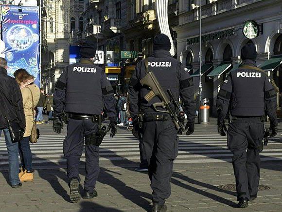 Mehr Polizei als gewöhnlich ist heuer am traditionellen Silvesterpfad in der Wiener Innenstadt im Einsatz