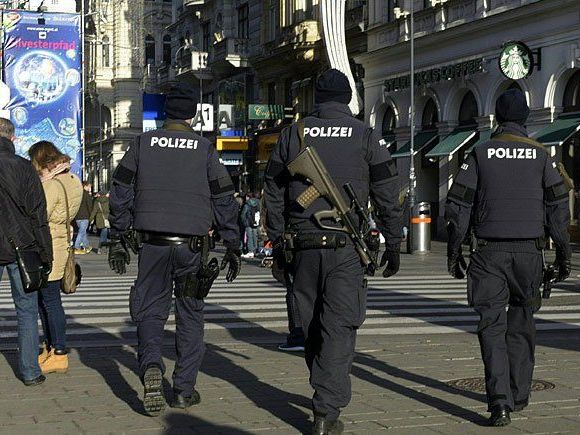 Mehr Polizei als gewöhnlich ist heuer am traditionellen Silvesterpfad in der Wiener Innenstadt im Einsatz Mehr Polizei als gewöhnlich ist heuer am traditionellen Silvesterpfad in der Wiener Innenstadt im Einsatz