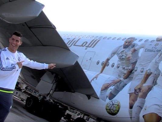Cristiano Ronaldo zeigt auf den neuen Flieger im Real-Style.