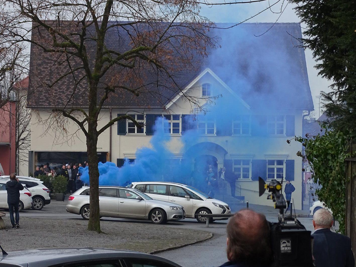 Blauer Rauch auf dem Schlossplatz kündete um 13.45 Uhr vom blauen Wahlsieg.
