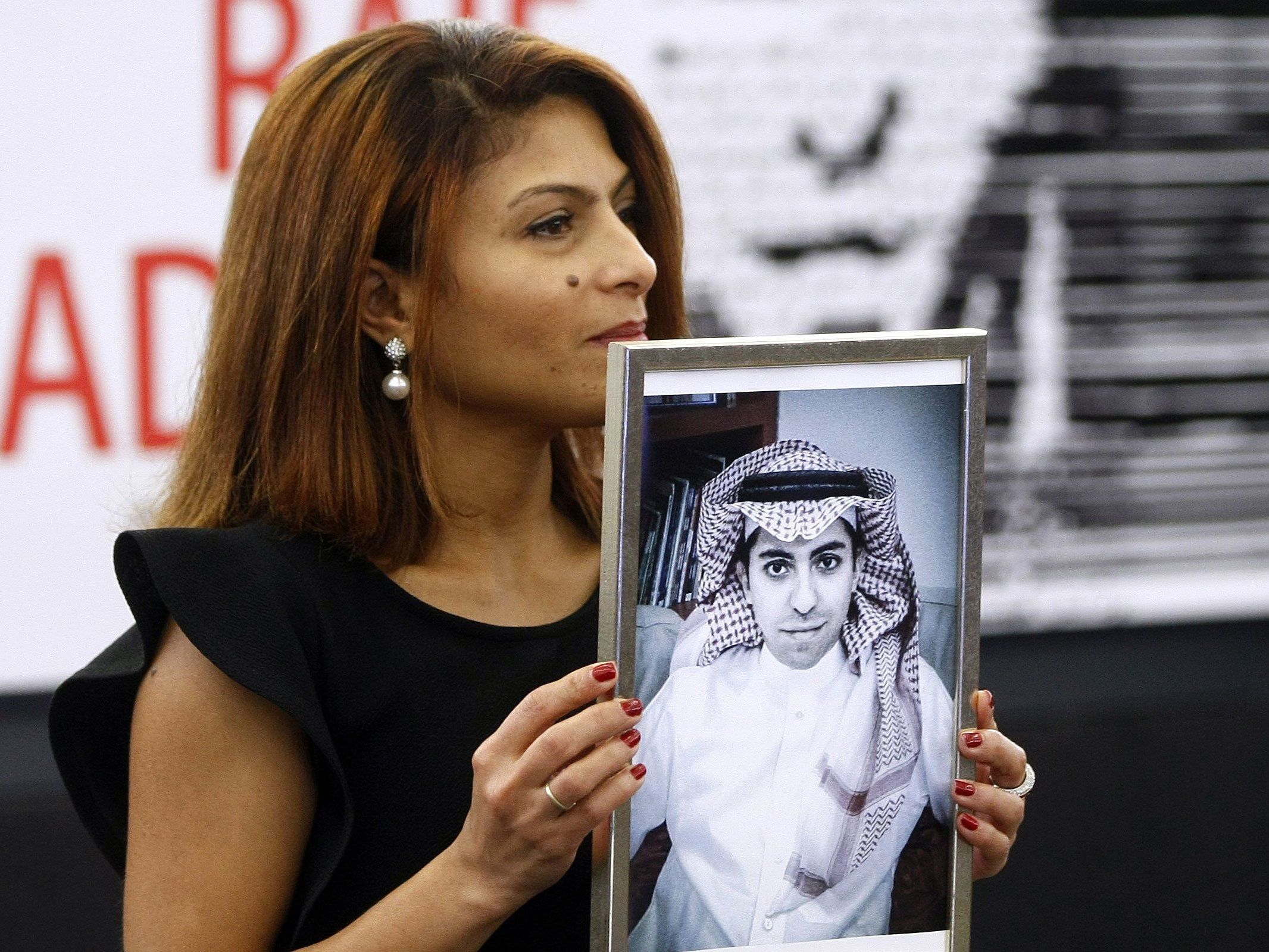 Ensaf Haidar demonstriert heute für ihren Mann Raif Badawi. Ensaf Haidar demonstriert heute für ihren Mann Raif Badawi.