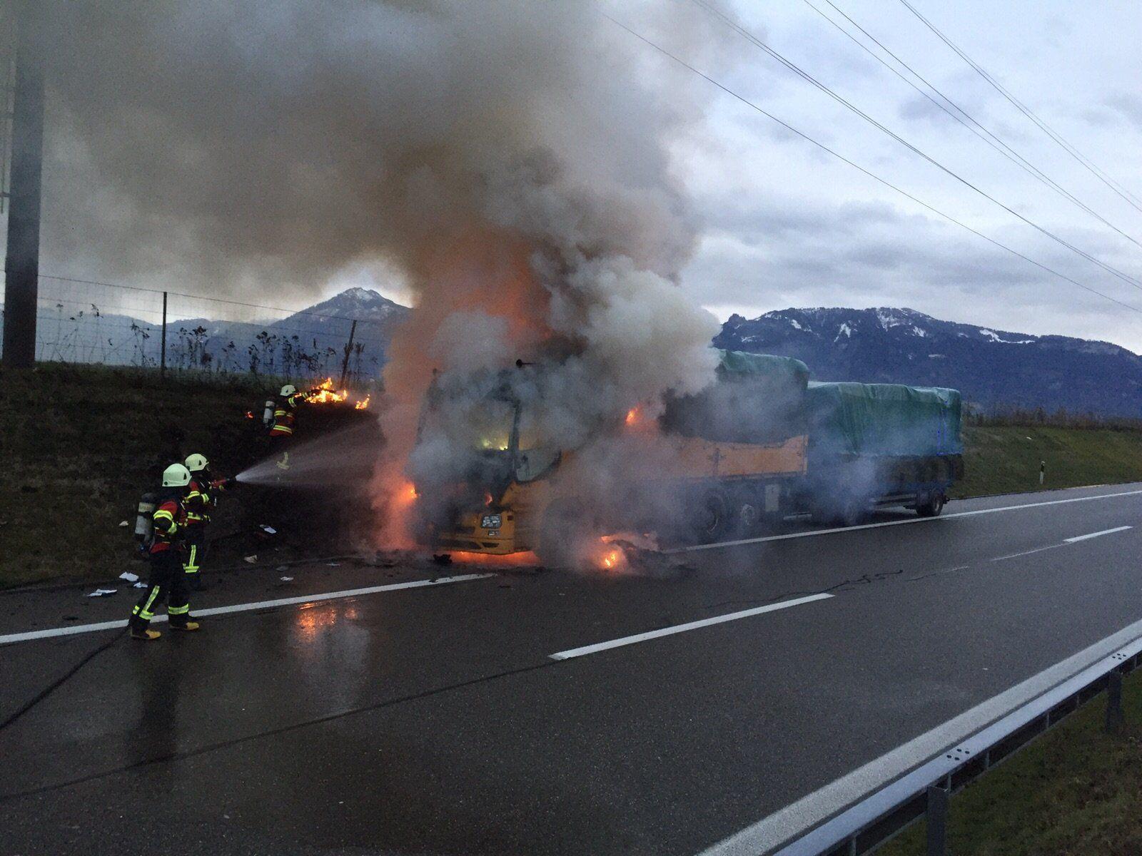 Lastwagenbrand in Au (CH).