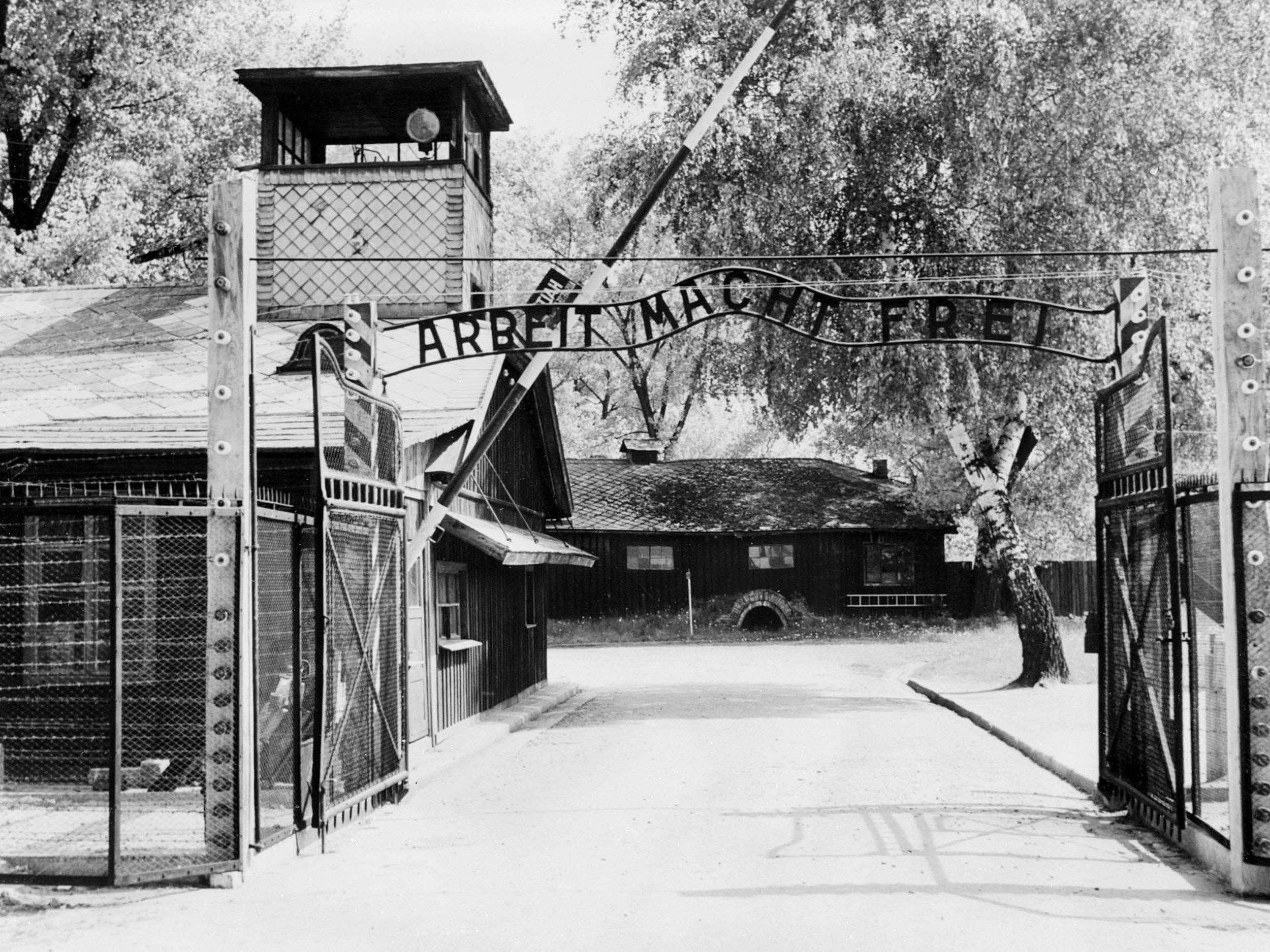 Wegen Mordes in 170 000 Fällen soll ein früherer Auschwitz-Wachmann im Februar vor Gericht. Wegen Mordes in 170 000 Fällen soll ein früherer Auschwitz-Wachmann im Februar vor Gericht.