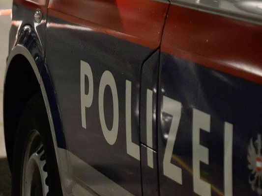 Der Bewaffnete konnte nach dem Überfall flüchten. Der Bewaffnete konnte nach dem Überfall flüchten.