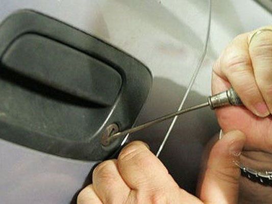 Der Pkw-Einbrecher wurde auf frischer Tat ertappt. Der Pkw-Einbrecher wurde auf frischer Tat ertappt.