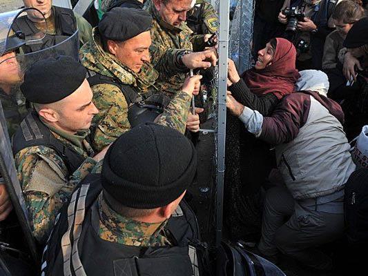 Flüchtlinge am Freitag an der griechisch-mazedonischen Grenze