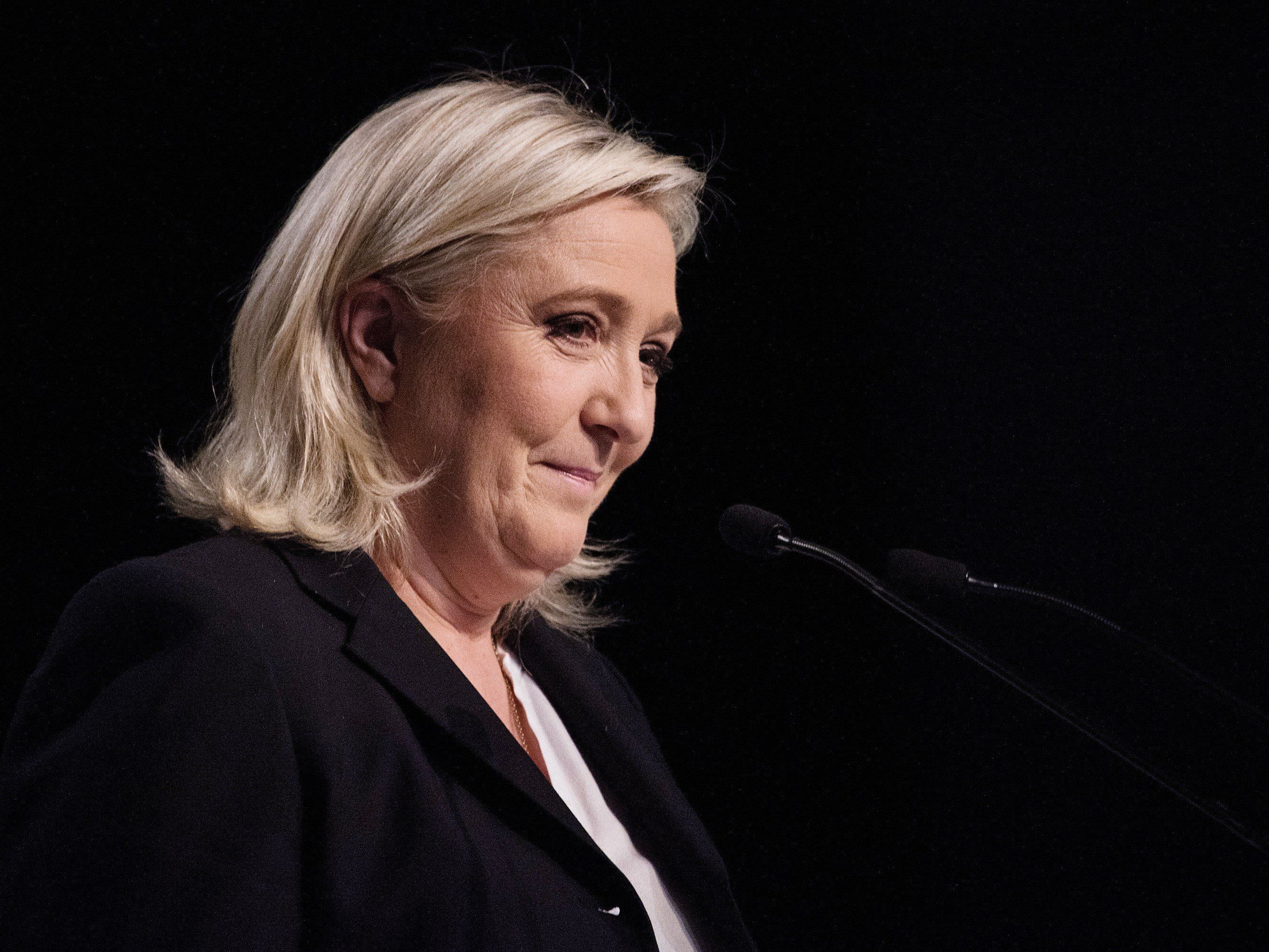 Rüsten gegen Rechts: Pakt gegen Marine Le Pen. Rüsten gegen Rechts: Pakt gegen Marine Le Pen.