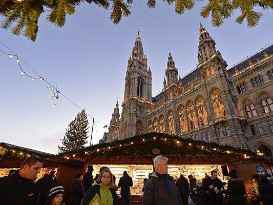 Menschenmassen auf Wiener Weihnachtsmärkten fürchten die meisten auch nach den Paris-Anschlägen nicht