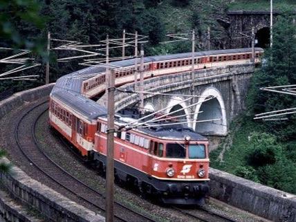 Güterzugwaggons auf Südbahn im Semmering-Gebiet entgleist