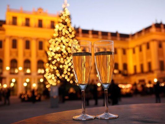 Auch heuer lädt der Neujahrsmarkt in Schönbrunn zum Verweilen ein. Auch heuer lädt der Neujahrsmarkt in Schönbrunn zum Verweilen ein.