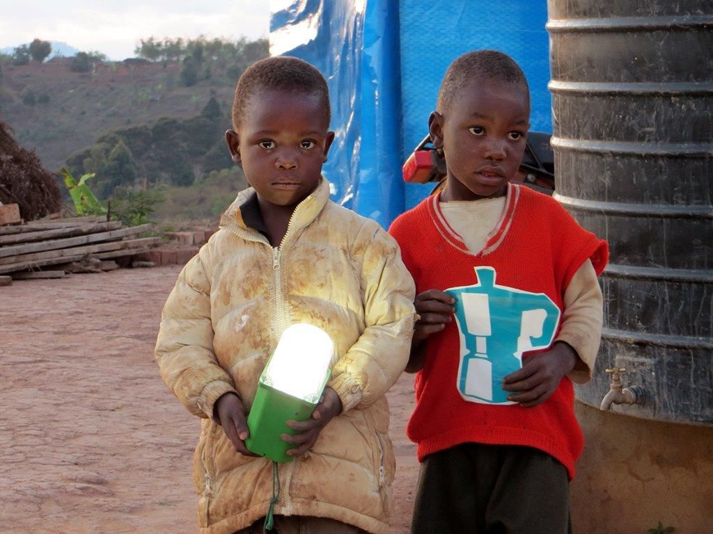 Waisenkinder aus Tansania mit Solarlaternen. Dieses Projekt wird auch von der "Weltgruppe" geleitet. Waisenkinder aus Tansania mit Solarlaternen. Dieses Projekt wird auch von der "Weltgruppe" geleitet.