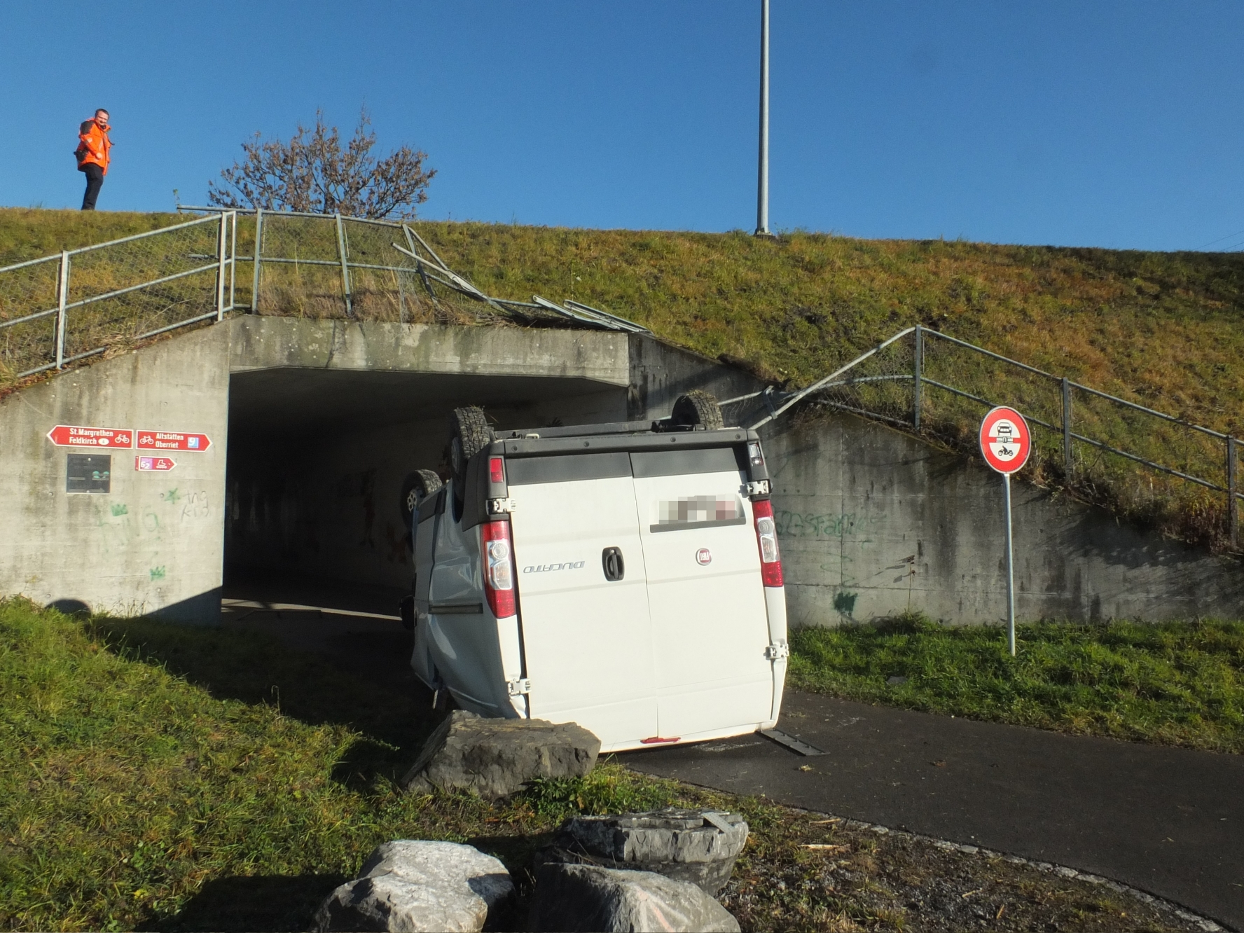 Eine Person wurde mit unbestimmten Verletzungen ins Spital eingeliefert. Eine Person wurde mit unbestimmten Verletzungen ins Spital eingeliefert.