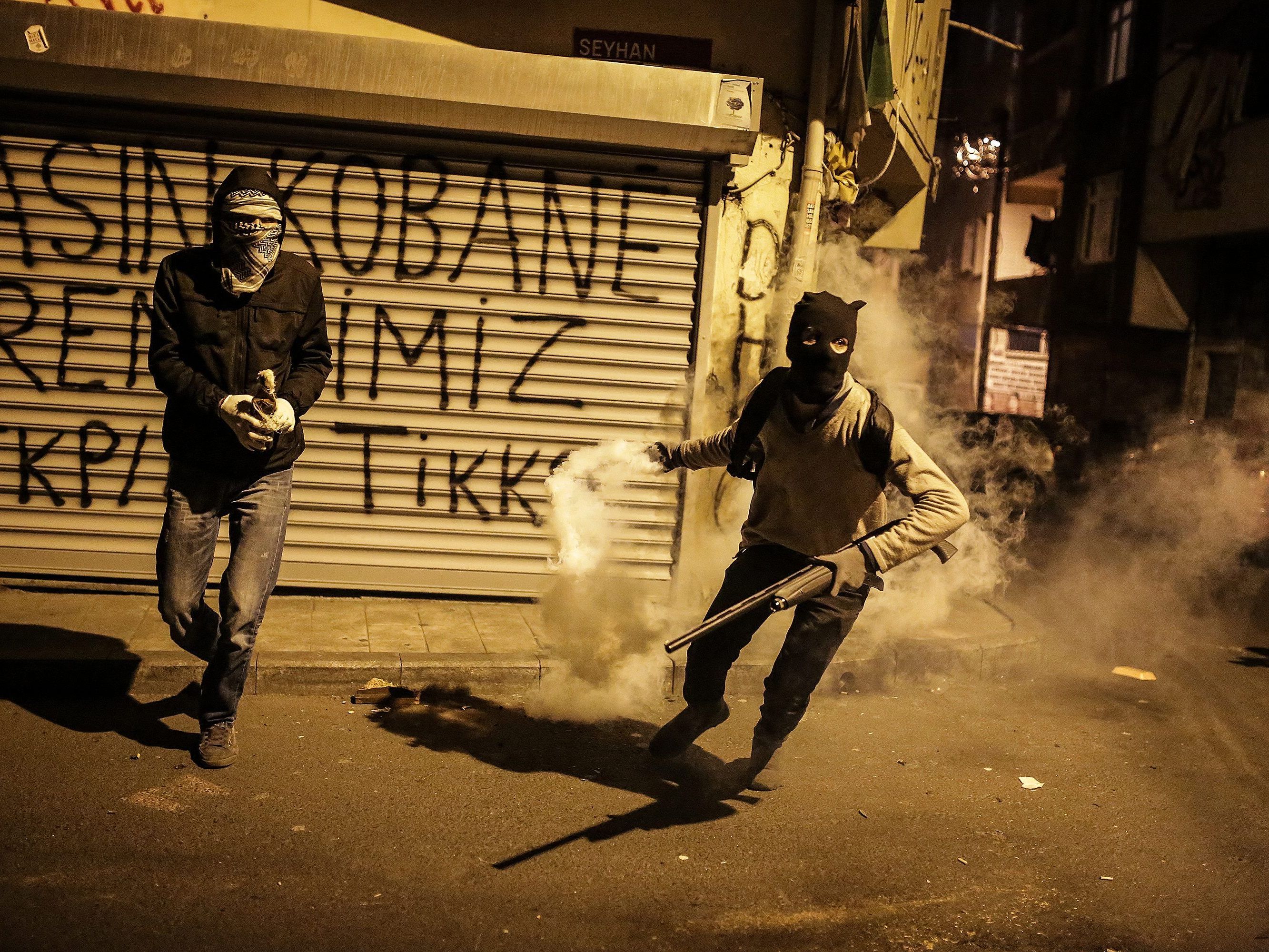 Kurdische Demonstranten: Spirale der Gewalt im Südosten der Türkei. Kurdische Demonstranten: Spirale der Gewalt im Südosten der Türkei.