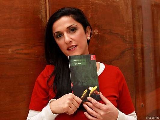 Autorin Dorit Rabinyan mit ihrem Buch Autorin Dorit Rabinyan mit ihrem Buch