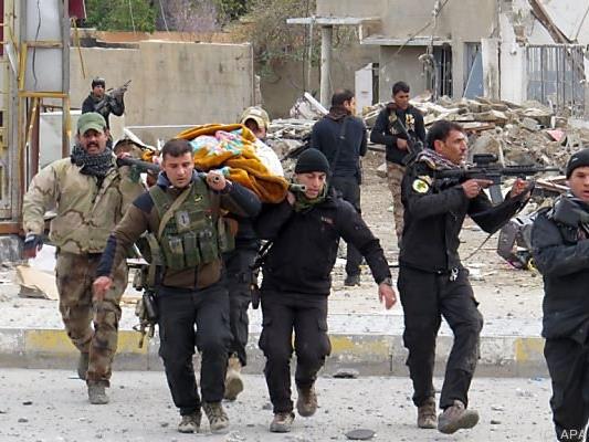 Gefechte zwischen regierungstreuen Truppen und dem IS im Irak