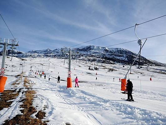 Schneekanonen und Neuschnee machen Skispaß möglich Schneekanonen und Neuschnee machen Skispaß möglich