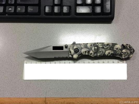 Polizei fand mehrere Messer im Rucksack des Burschen